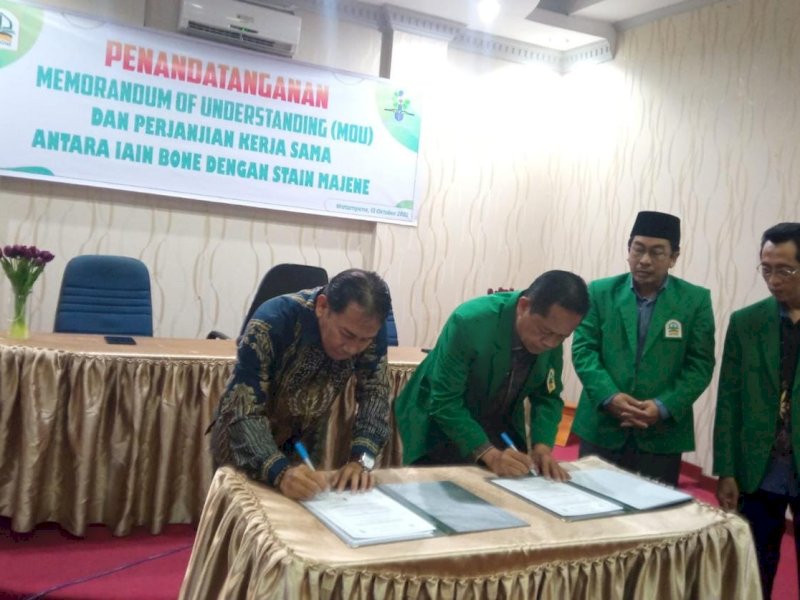 IAIN Bone dan STAIN Majene menandatangani Memorandum of Understanding (MoU) di Aula Senat IAIN Bone, Kamis (13/10/2022).