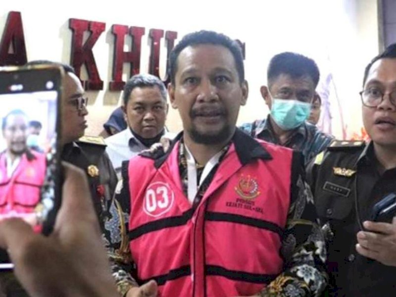 Kadishub Sulsel Iman Hub digiring penyidik Kejati Sulsel untuk ditahan usai diperiksa.