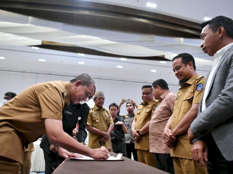 Bupati Wajo Amran Mahmud bersama Gubernur Sulsel Sudirman Sulaiman.