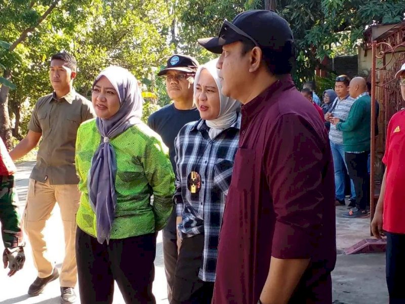 Kepala Dinas Pekerjaan Umum Kota Makassar Zuhelsi Zubir mendampingi Wakil Wali Kota Makassar Fatmawati Rusdi meninjau lokasi pengerukan drainase.