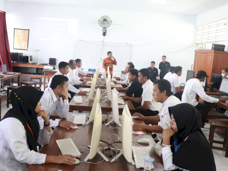 Tes tertulis online model socrative di SMKN 1 Bulukumba, Sabtu (15/10/2022).