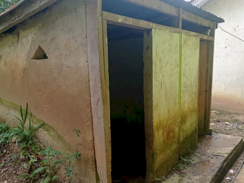 Toilet di SDN 4 Masanda Tator yang sudah bertahun-tahun rusak.