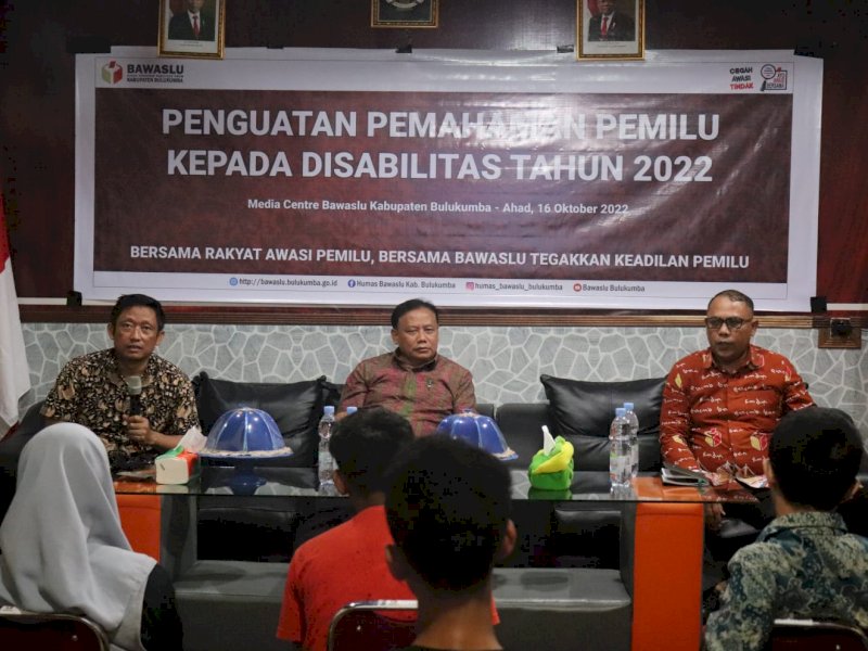 Diskusi di media center Bawaslu Bulukumba, Ahad (16/10/2022).