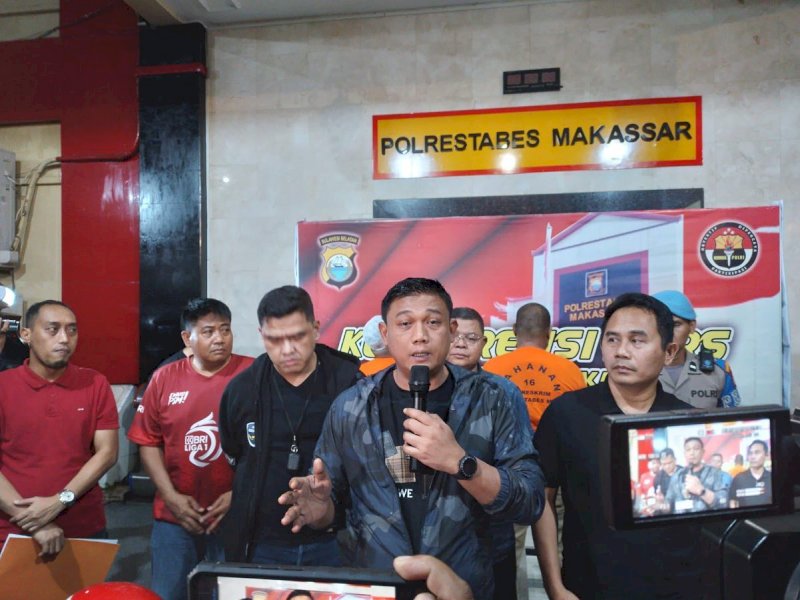 Kapolrestabes Makassar Kombes Pol Budhi Haryanto memberi keterangan pers terkait penyerangan rumah Litha Brent.