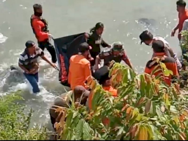 Tim SAR mengevakuasi jenazah korban longsor yang terdampar 13 Km dari lokasi longsor.