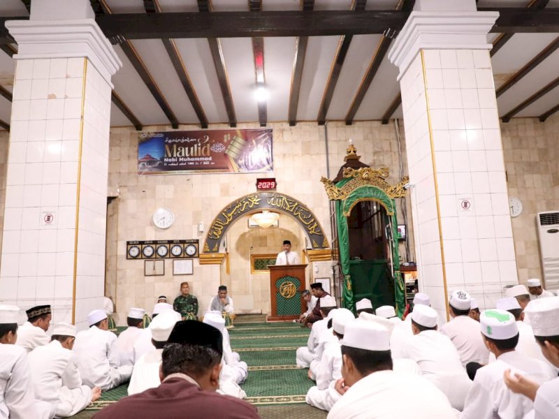Bupati Bantaeng Ilham Syah Azikin menghadiri Peringatan Maulid Nabi Muhammad SAW di Masjid Besar Taqwa Tompong, Kecamatan Bantaeng, Senin (17/10) malam.