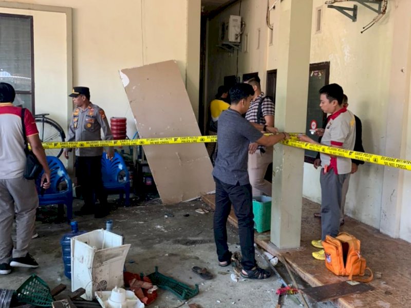 Polisi memasang police line di lokasi ledakan.