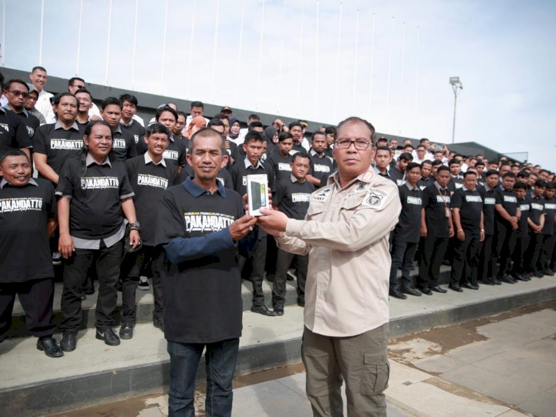 Wali Kota Makassar Moh Ramdhan 'Danny' Pomanto mengukuhkan PAsuKAN peninDAkan anTi koTOr (Pakandatto).