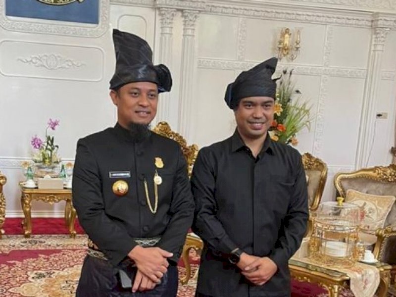 Gubernur Sulawesi Selatan Andi Sudirman Sulaiman, mengenakan pakaian adat Kajang dalam peringatan 353 tahun Sulsel.