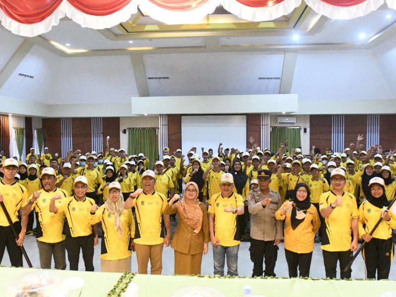 Kontingen Luwu Utara yang akan tampil di ajang Pekan Olahraga Provinsi (Porprov) Sulawesi Selatan XVII dilepas Bupati Indah Putri Indriani di Aula Lagaligo, Selasa (18/10/2022) sore.