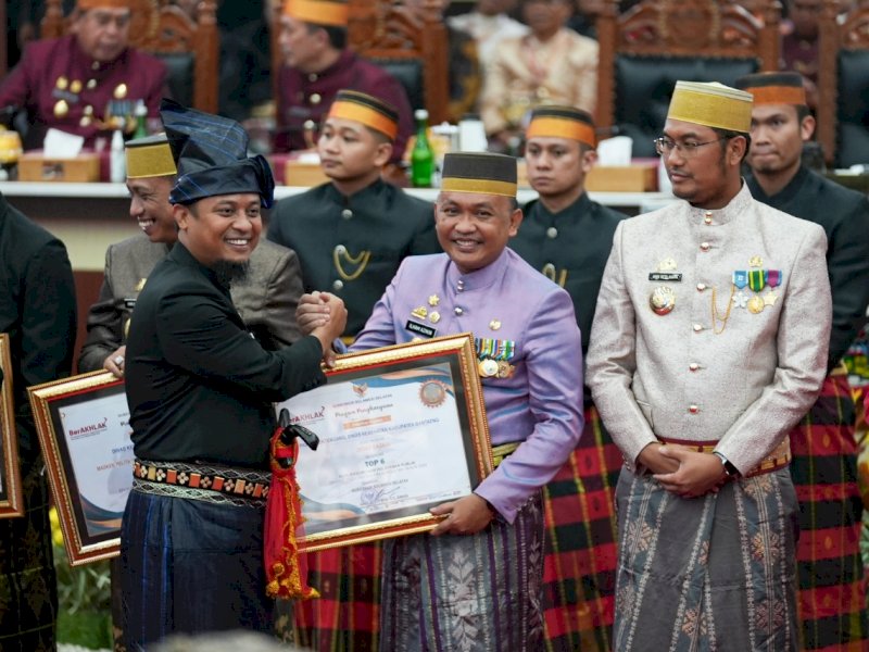 Gubernur Sulsel Andi Sudirman Sulaiman menyerahkan penghargaan kepada Bupati Bantaeng Ilham Azikin.