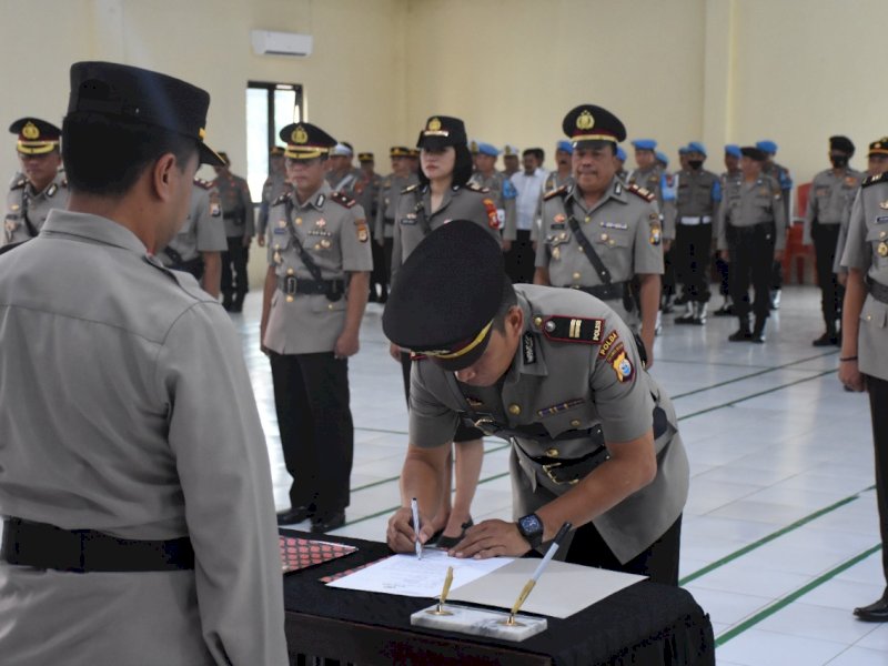 Kapolres Bulukumba AKBP Suryono Ridho Murtedjo memimpin upacara dan pengambilan sumpah dan jabatan di Polres Bulukumba.