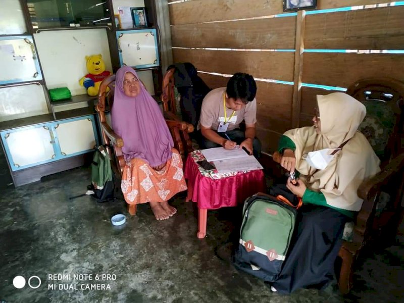 Petugas Regsosek Lutra melakukan pendataan di rumah rumah warga. 