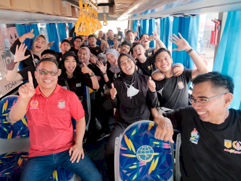 Sekwan DPRD Makassar bersama atlet yang akan berlaga di Porprov.