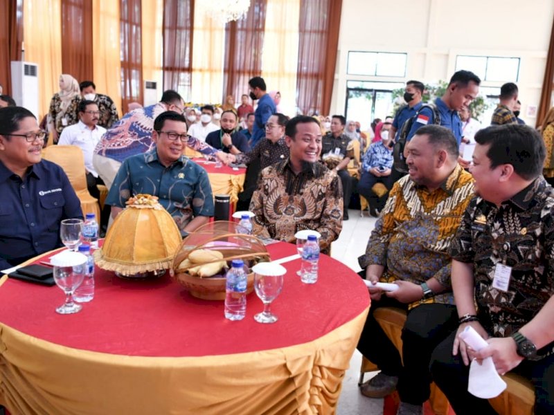 Gubernur Sulawesi Selatan membuka Gerakan Pangan Murah di halaman Kantor TP-PKK Sulsel.