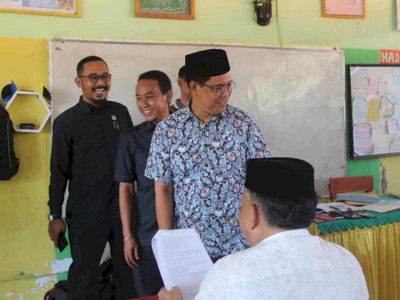 Wabup Edy Manaf di lokasi tes tertulis bakal calon kepala desa di SMP Negeri 1 Bulukumba, Jumat (21/10/2022).