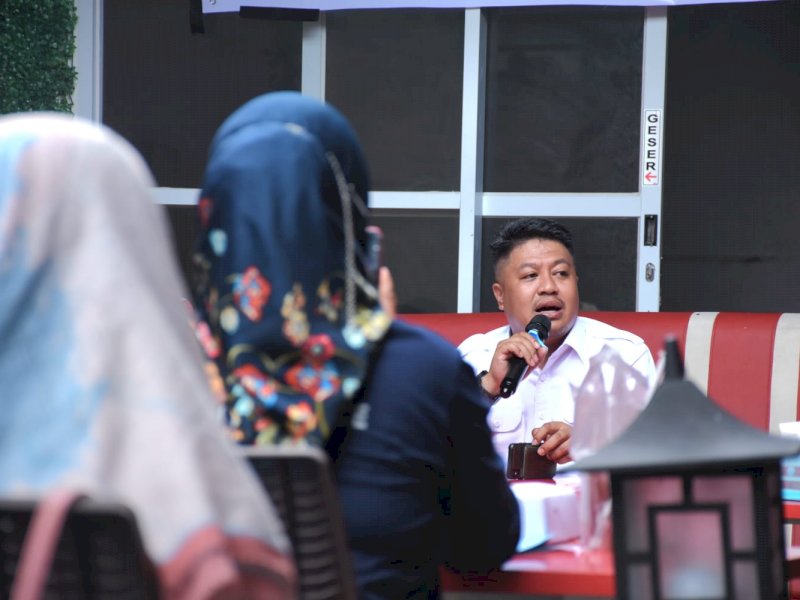 Anggota DPRD Kota Makassar, Ari Ashari Ilham menerima aspirasi dari warga Parangtambung.