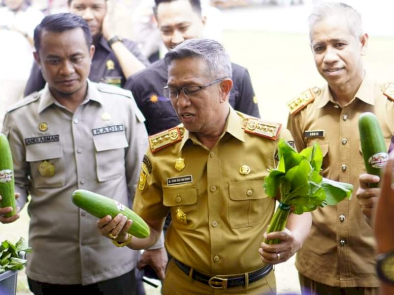 Sekda Bone membuka pasar murah di Lapangan Meredeka Watampone.
