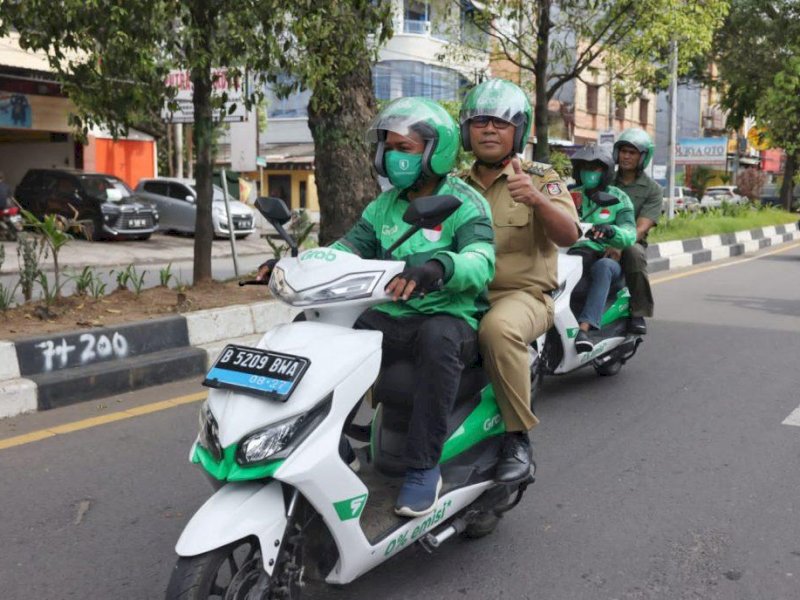 Pekan Keenam Ojol Day, Danny Pomanto Naik Grab Menuju Dukcapil