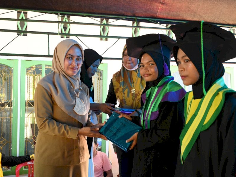 Bupati Luwu Utara, Indah Putri Indriani menghadiri wisuda serentak santri di Bone Bone.