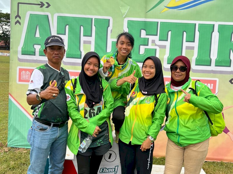 Kontingan Sidrap usai menerima medali.  