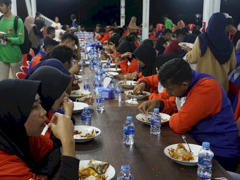 Kontingen Porprov Bulukumba makan malam bersama Bupati Bulukumba Muchtar Ali Yusuf.
