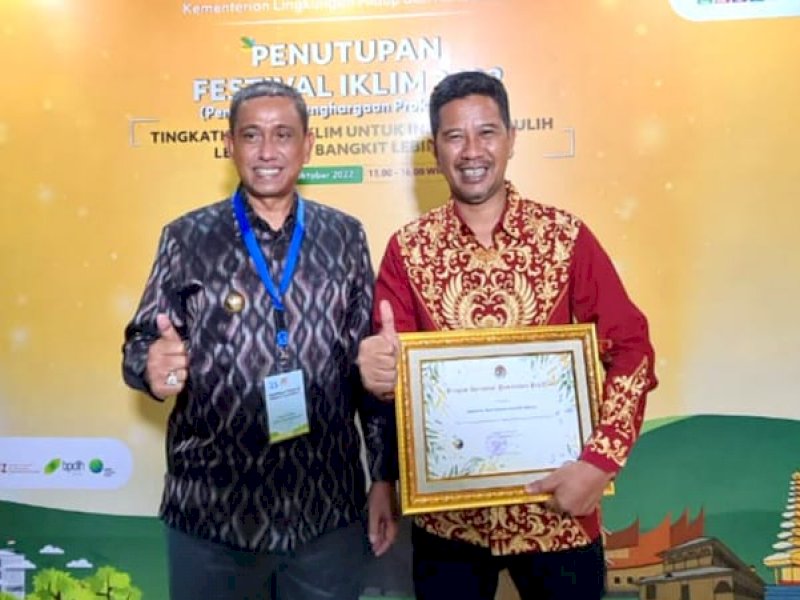 Bupati Wajo Amran Mahmud usai menerima penghargaan Proklim.