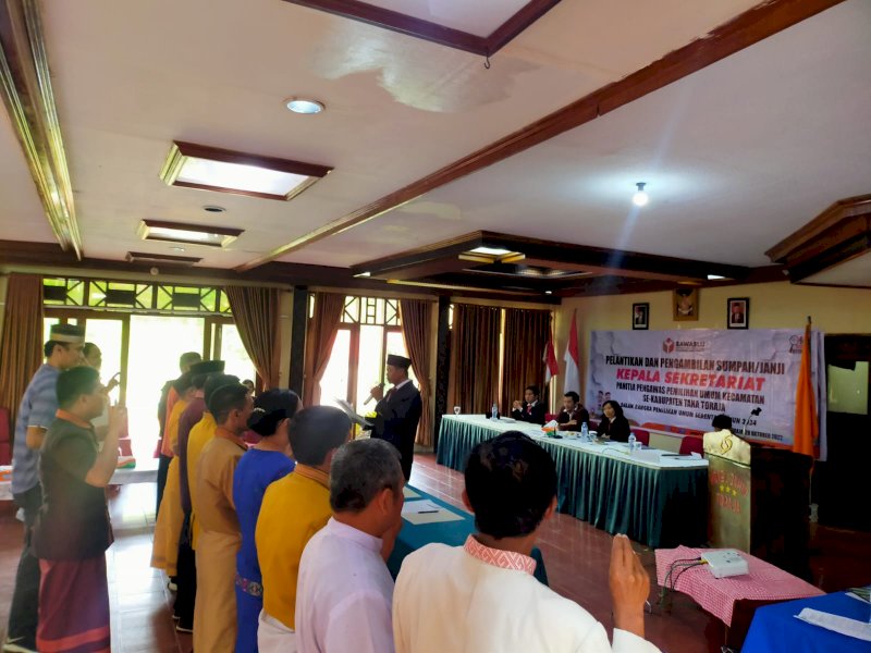 Pelantikan kepala sekretariat panwaslu kecamatan Tana Toraja. 