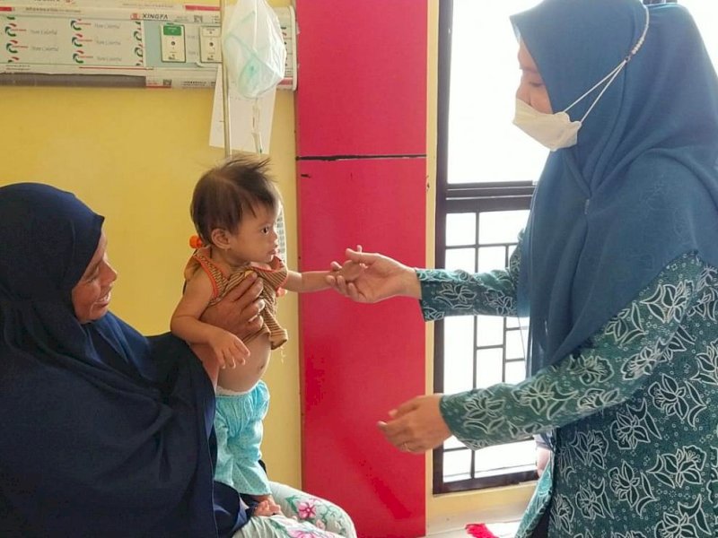 Ketua Tim Penggerak PKK Kabupaten Luwu Utara, Ny Rahma Nursaid Suaib, mengunjungi salah seorang penderita gizi buruk berusia 1 tahun lebih di Desa Sidomukti.