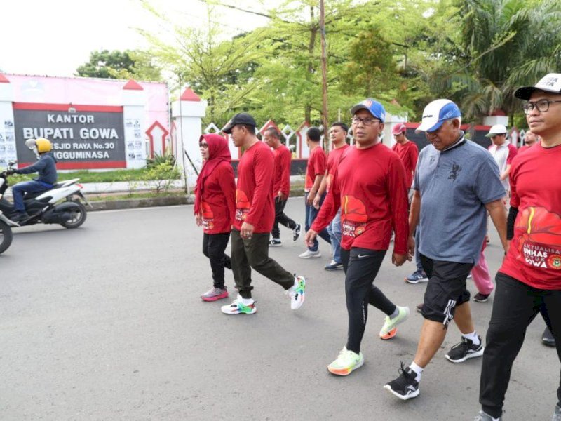 Danny Pomanto Lepas Peserta Jalan Sehat IKA Unhas Gowa
