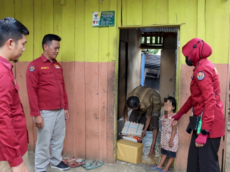Sihumas Polres Bone berbagi kepada kaum duafa.