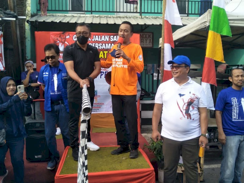 Bacaleg PAN Makassar Jaya Irianto alias Toto melepas peserta jalan sehat Sahabat Toto.