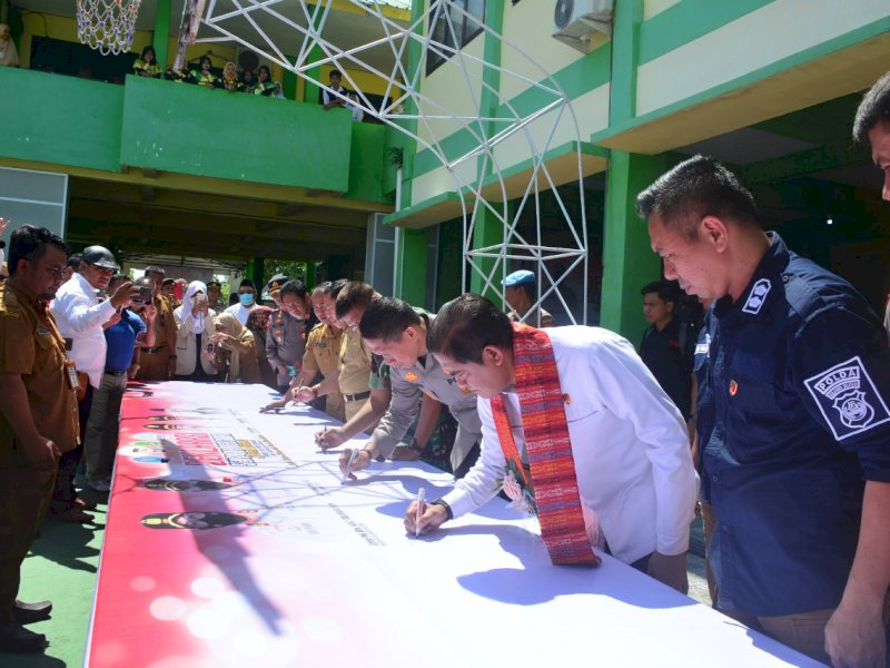 Deklarasi Sekolah Bersinar (Bersih Narkoba) di Sidrap.