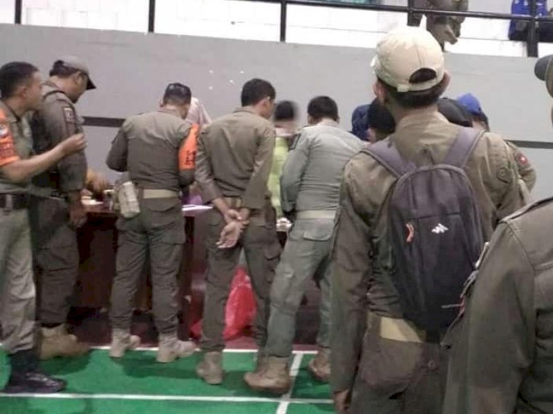 Personel Satpol PP Pemprov Sulsel menjalani tes urine.