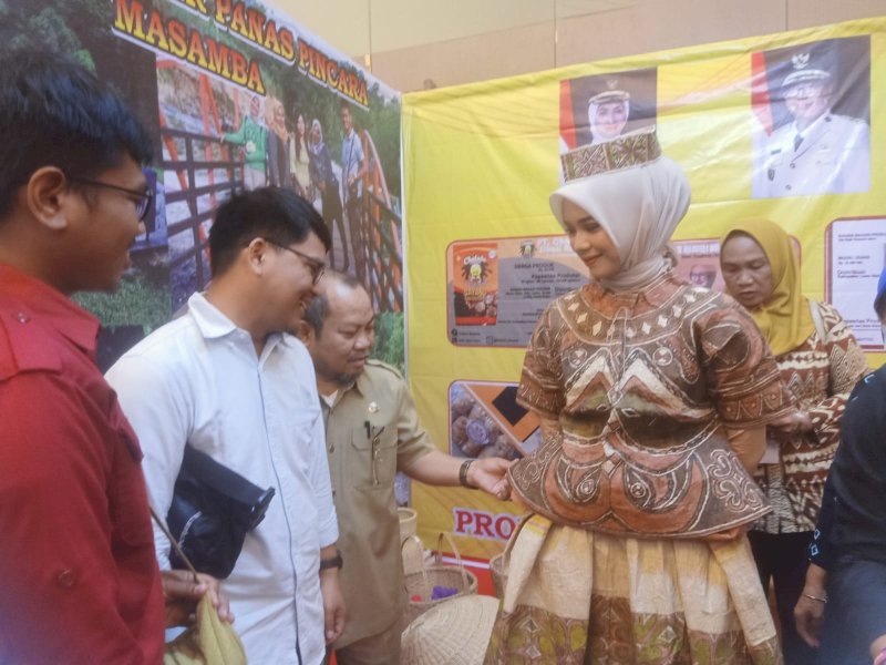 Pakaian Rampi menjadi magnet tersendiri pengunjung pameran.