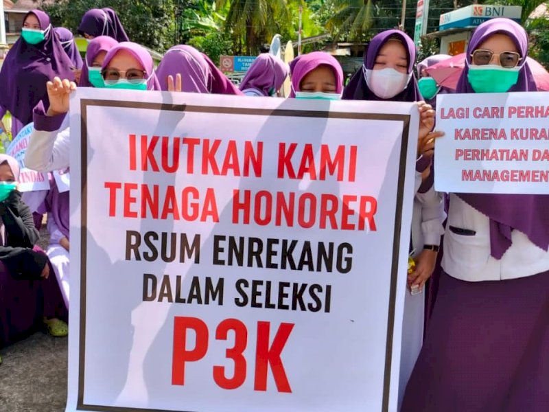 Aksi unjuk rasa ratusan nakes di Enrekang.