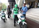 Konsisten Menggunakan Ojol, Danny Naik Grab Menuju Lokasi Rakernis