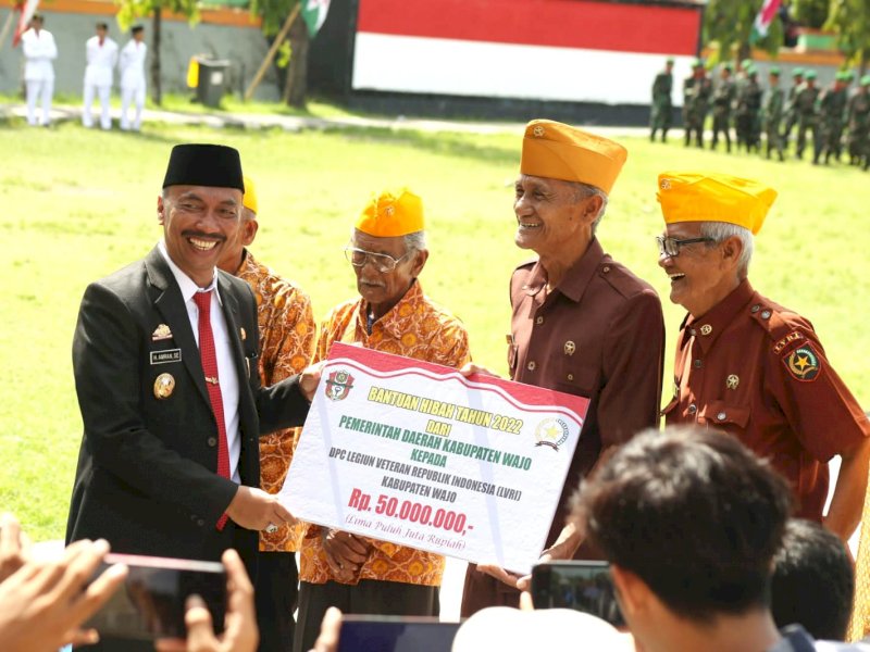 Wabup Wajo Amran menyerahkan bantuan hibah kepada veteran di Hari Pahlawan. 