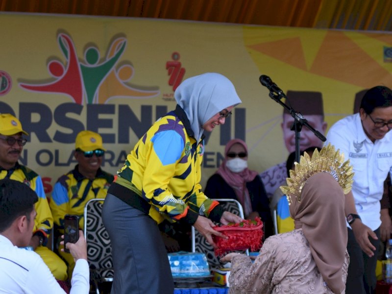 Bupati Luwu Utara Indah Putri Indriani membukaPorseni VII Persatuan Guru Republik Indonesia (PGRI) Lutra. 