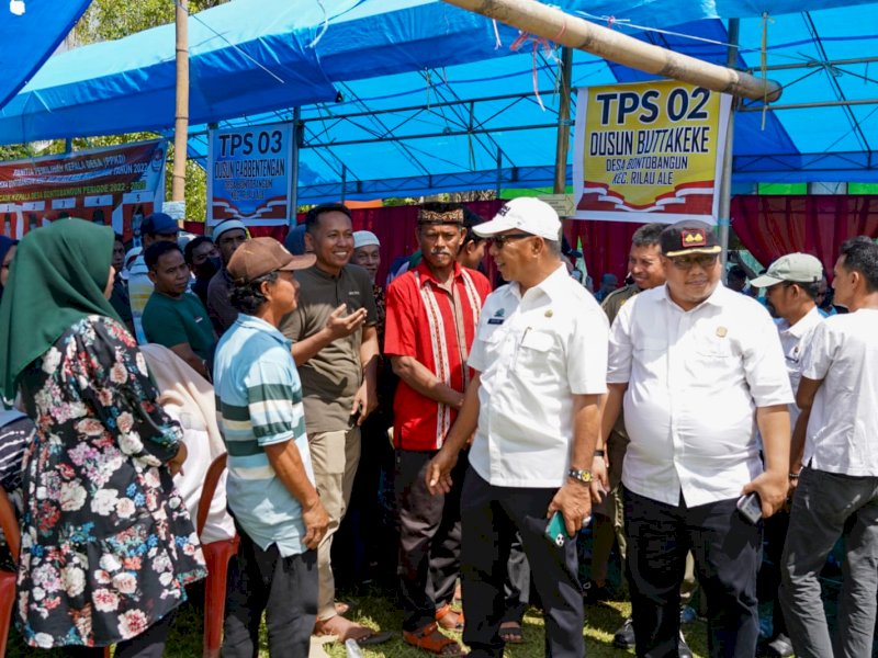 Bupati Bulukumba Muchtar Ali Yusuf memantau jalannya pemungutan suara.