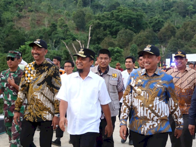 Gubernur Sulawesi Selatan (Sulsel), Andi Sudirman Sulaiman meresmikan jembatan Lanrange Wajo.
