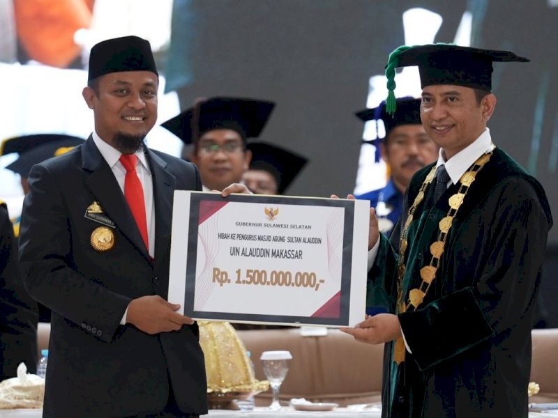 Gubernur Sulawesi Selatan Andi Sudirman Sulaiman menyerahkan hibah  sebesar Rp1,5 miliar kepada pengurus Masjid Agung Sultan Alauddin UIN Alauddin Makassar.