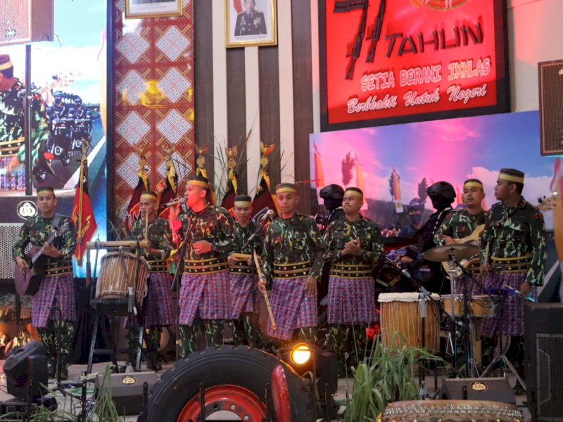 Tenribetta Perkusi tampil membawakan lagu Abdi Negara di HUT ke-77 Brimob Polri.