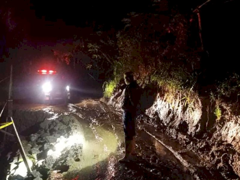 Poros Sinjai-Malino yang tertutup lumpur usai longsor.