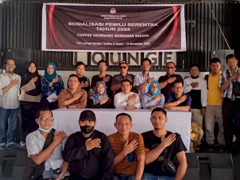 KPU Wajo menggelar coffee morning dengan media dalam rangka sosialisasi Pemilu.