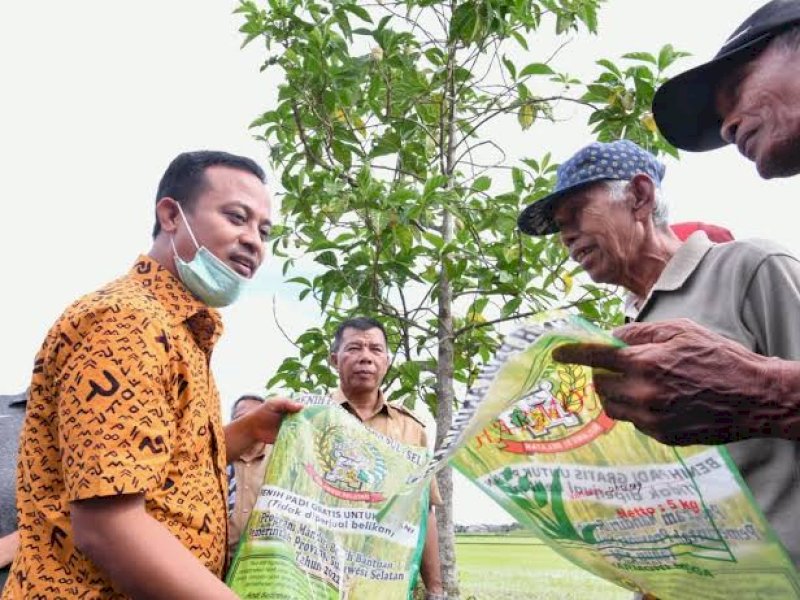 Gubernur Sulsel Sudirman Sulaiman membagikan benih mandiri kepada petani.
