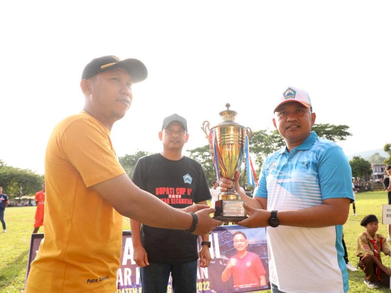 Bupati Bantaeng Ilham Azikin membuka turnamen sepak bola Bupati Cup III di Lapangan Sapabintoeng.