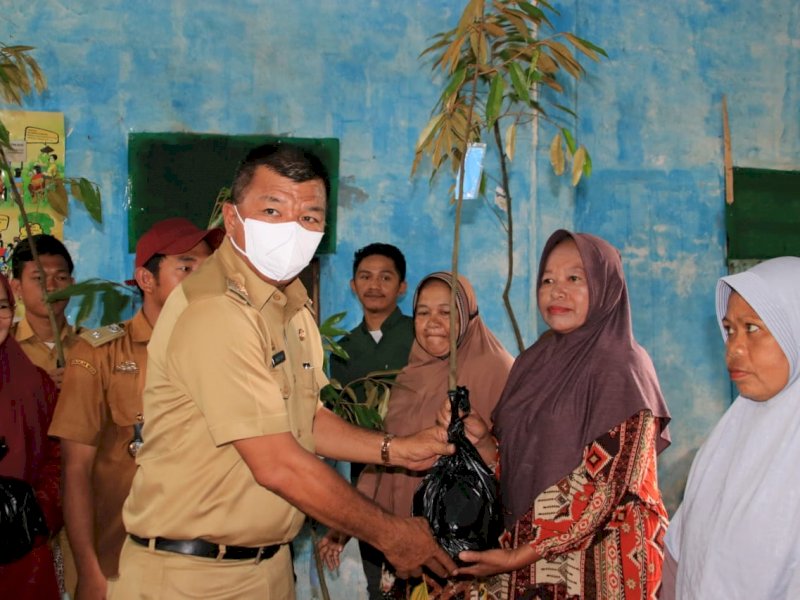 Bupati Bulukumba Andi Muchtar Ali Yusuf menyerahkan secara simbolis bibit unggul di Desa Dampang dan Desa Benteng Gantarang.