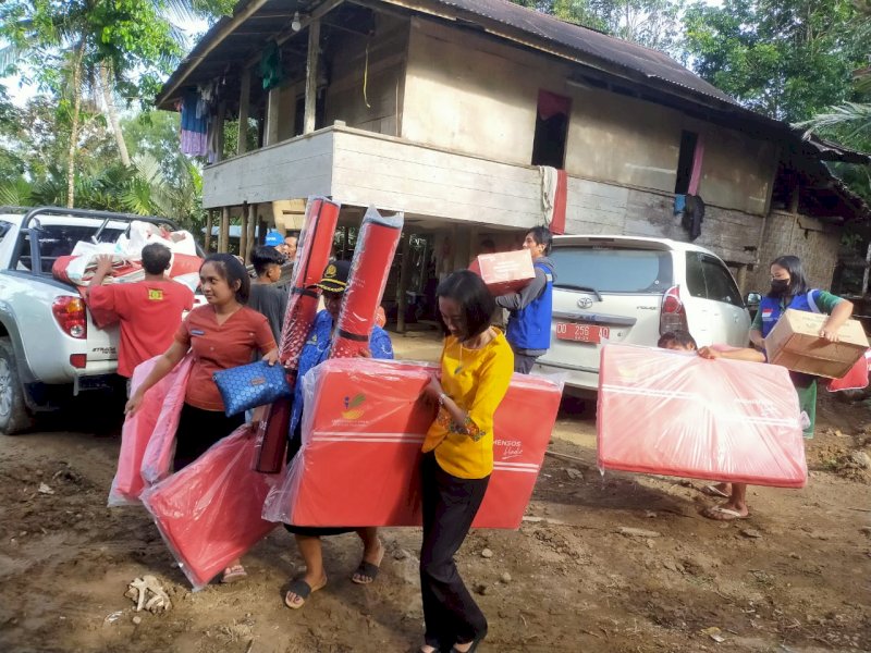 Dinsos Torut menyalurkan logistik untuk korban kebakaran di Kecamatan Tikala.