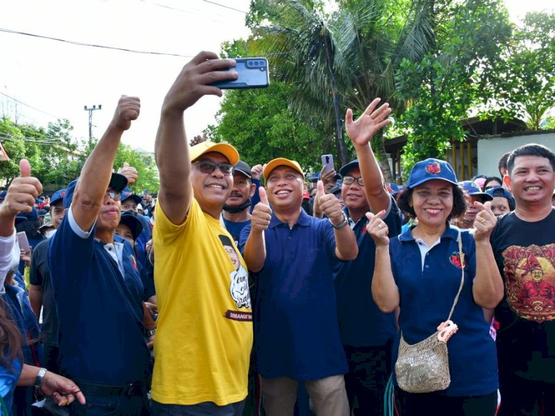 Ilham Arief Sirajuddin jadi rebutan foto selfie para peserta gerak jalan sehat di Palopo.